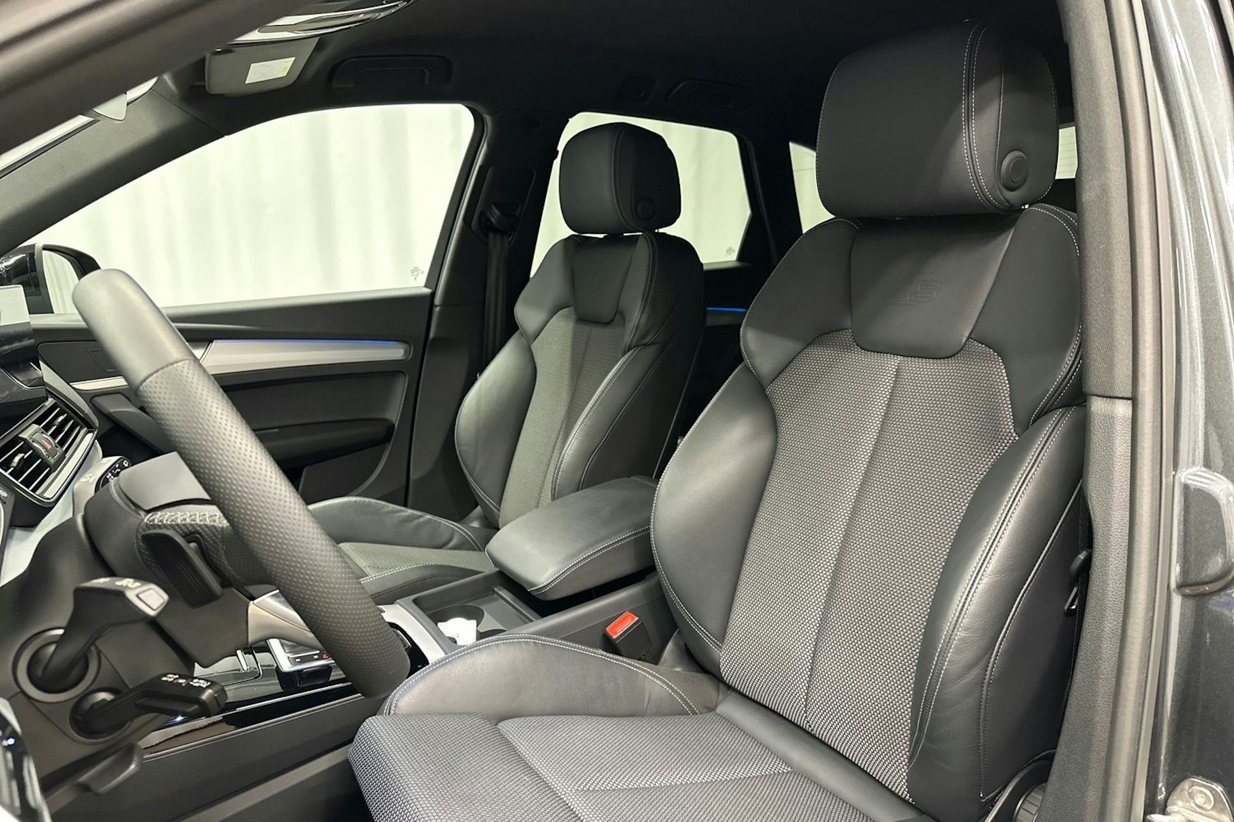 harmaa Audi Q5 2023 kuva 27.