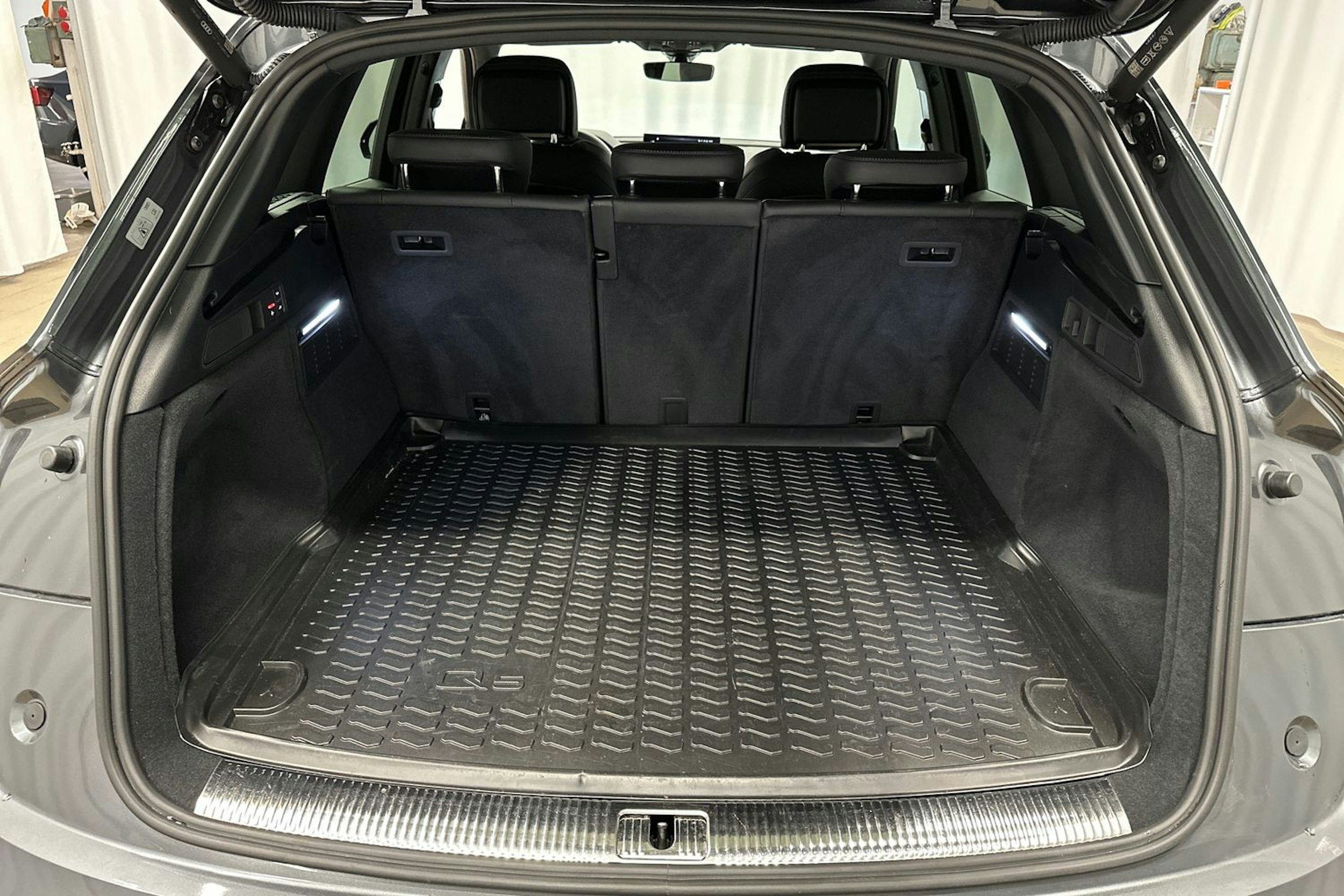harmaa Audi Q5 2023 kuva 28.