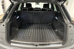 harmaa Audi Q5 2023 kuva 28.