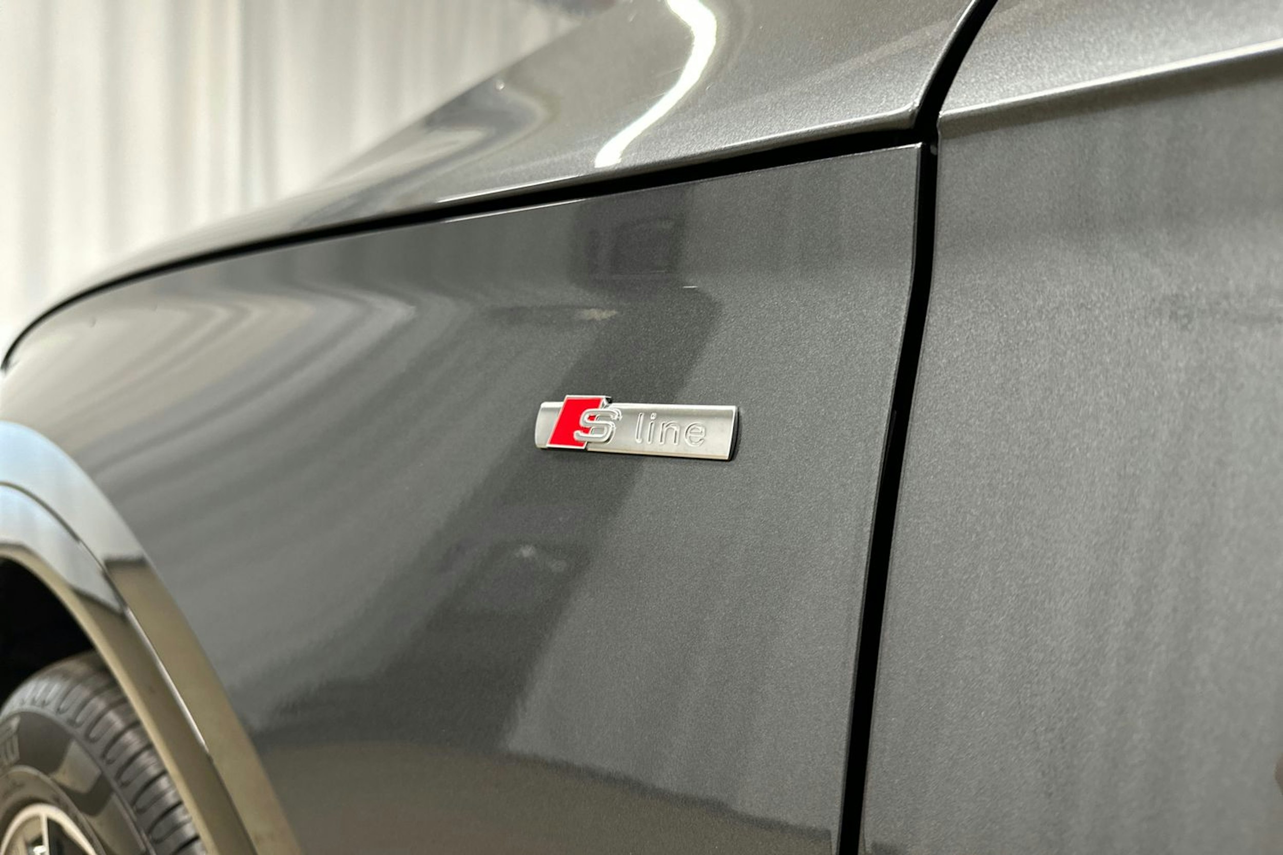 harmaa Audi Q5 2023 kuva 32.