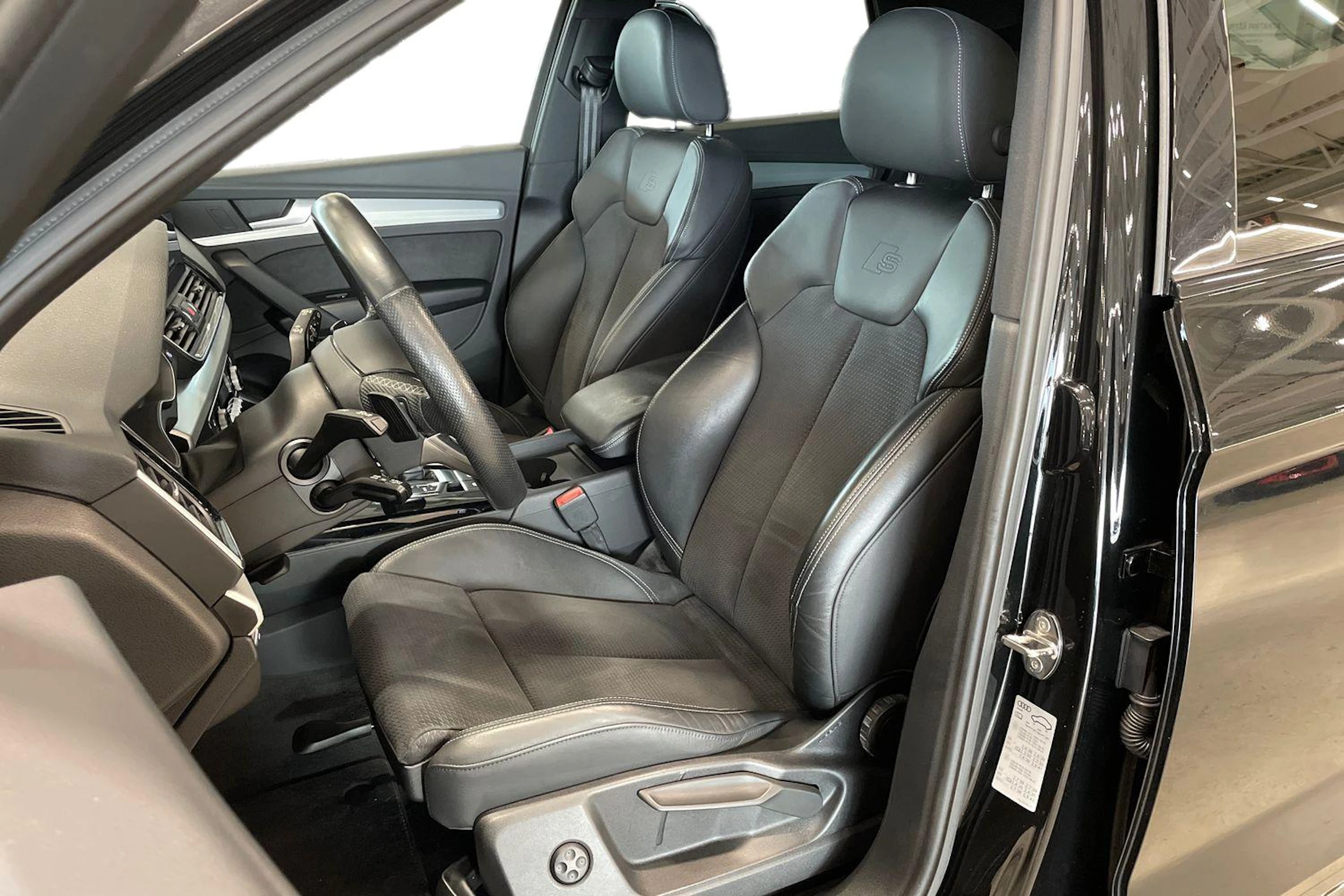 musta Audi Q5 2023 kuva 6.