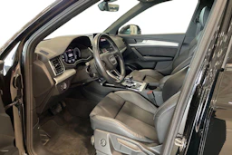 musta Audi Q5 2023 kuva 7.