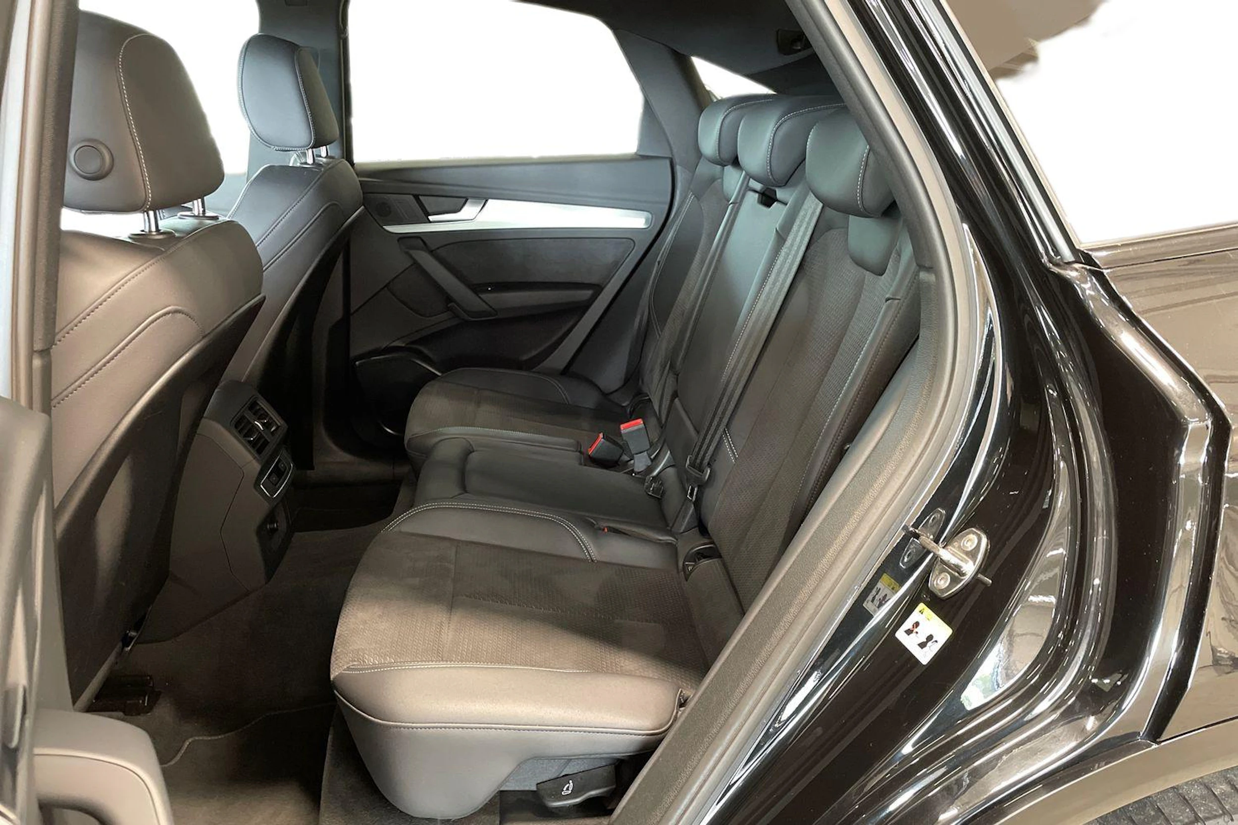 musta Audi Q5 2023 kuva 8.