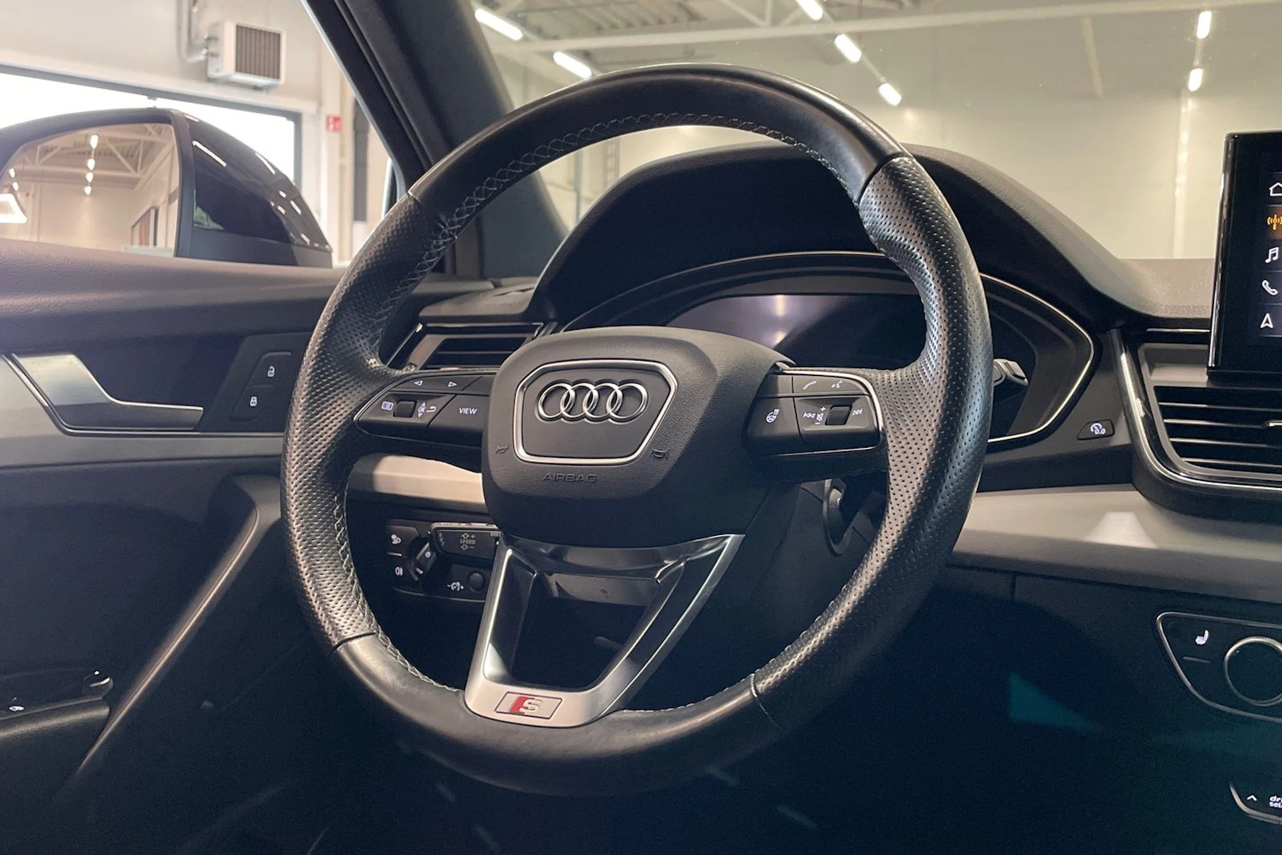 musta Audi Q5 2023 kuva 12.