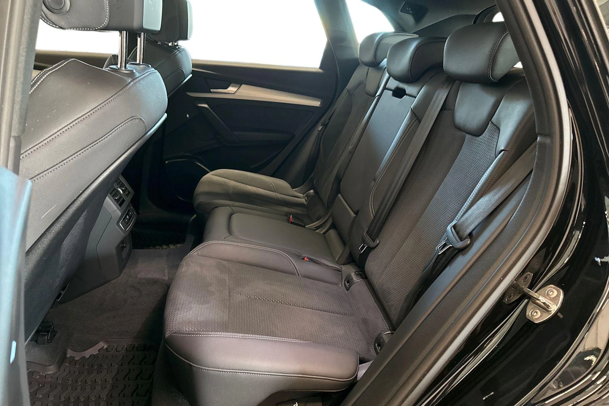 met. musta Audi Q5 2023 kuva 8.