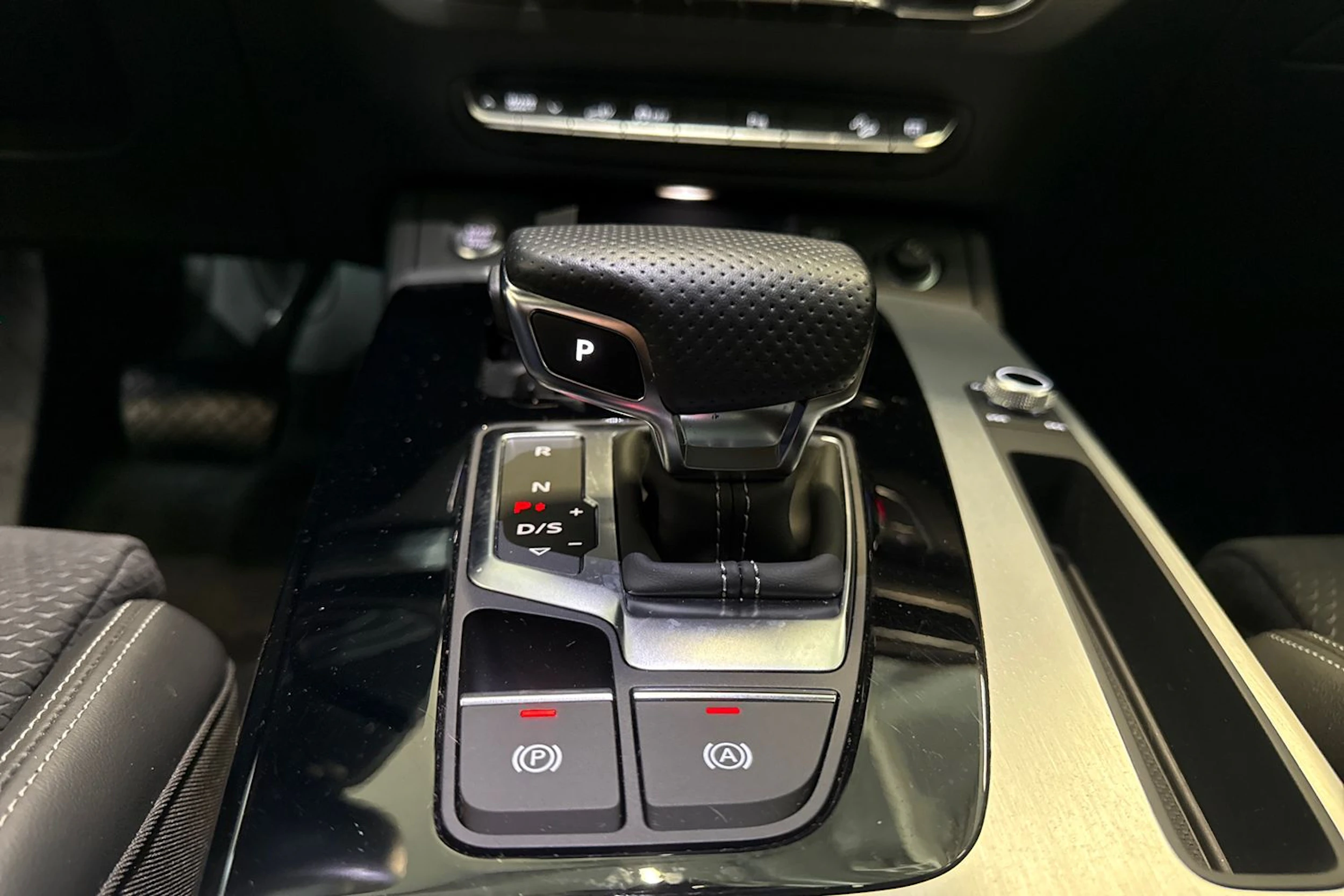 met. musta Audi Q5 2023 kuva 17.