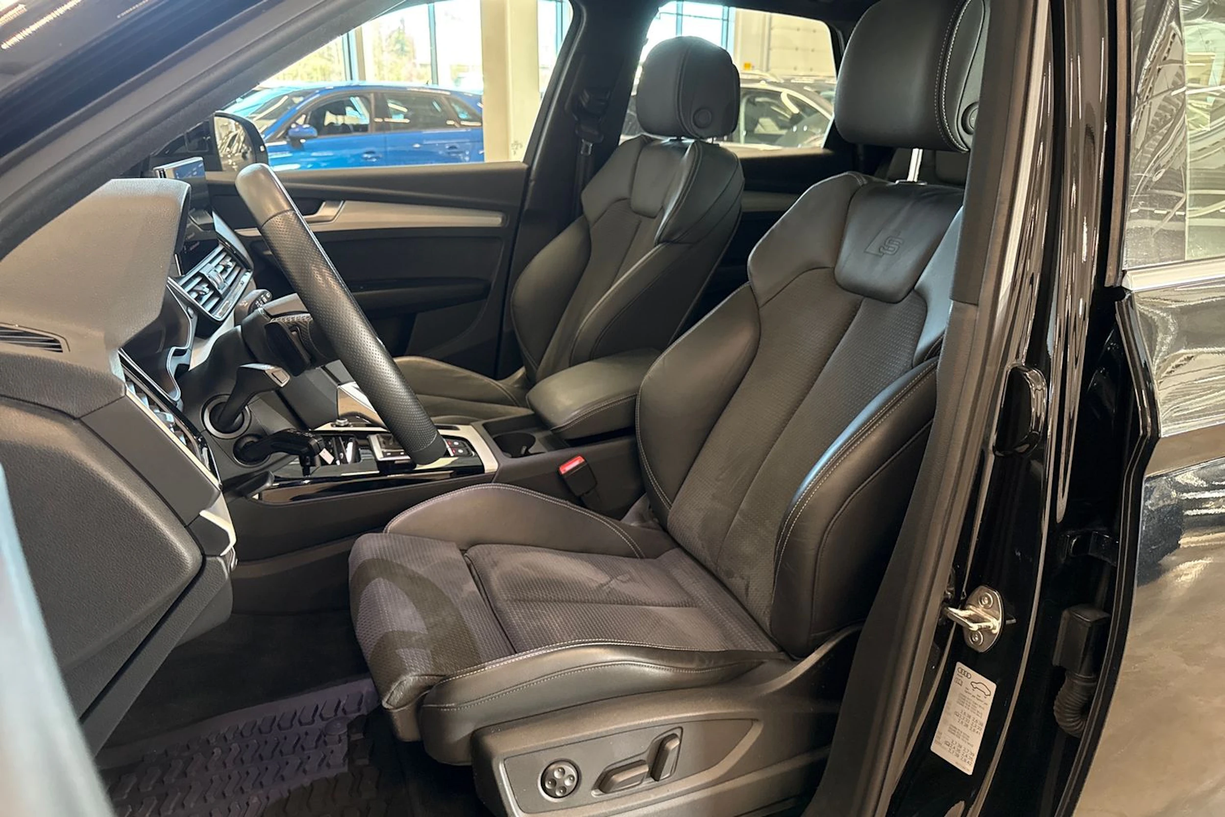 met. musta Audi Q5 2023 kuva 25.