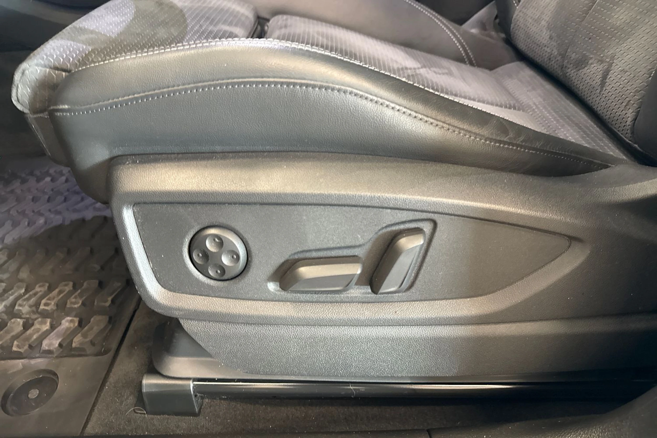 met. musta Audi Q5 2023 kuva 26.