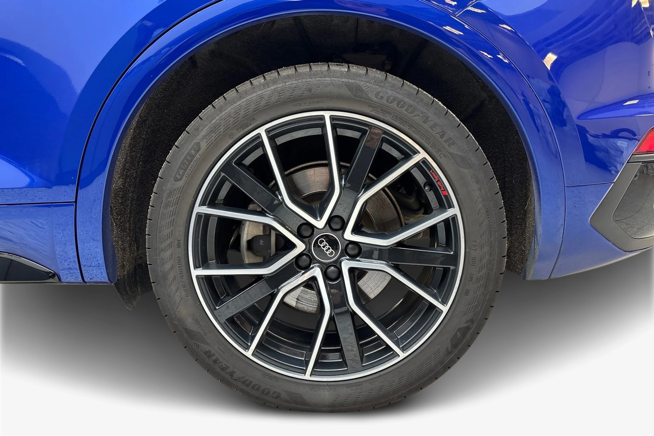 sininen Audi Q5 2023 kuva 9.