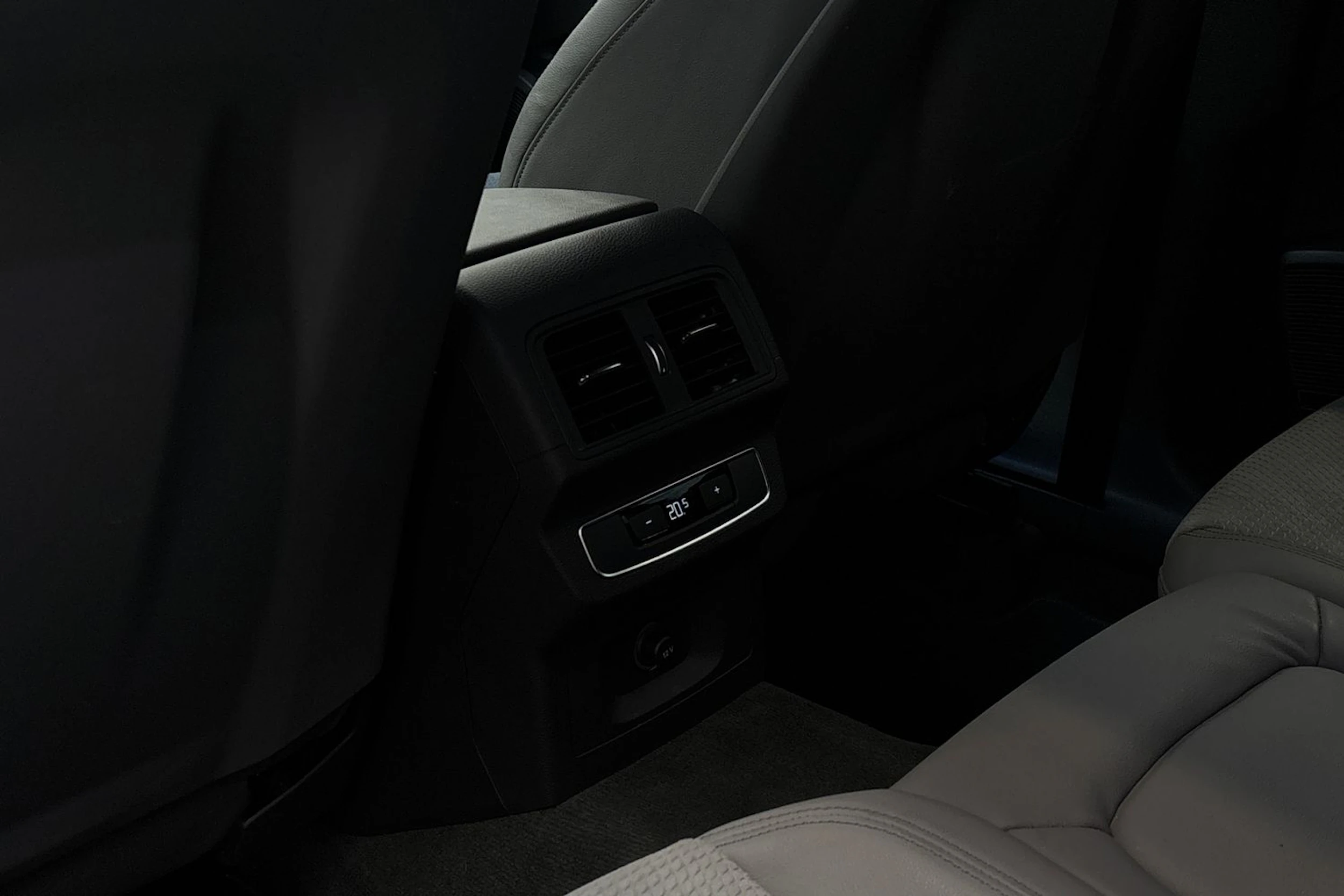 sininen Audi Q5 2023 kuva 14.