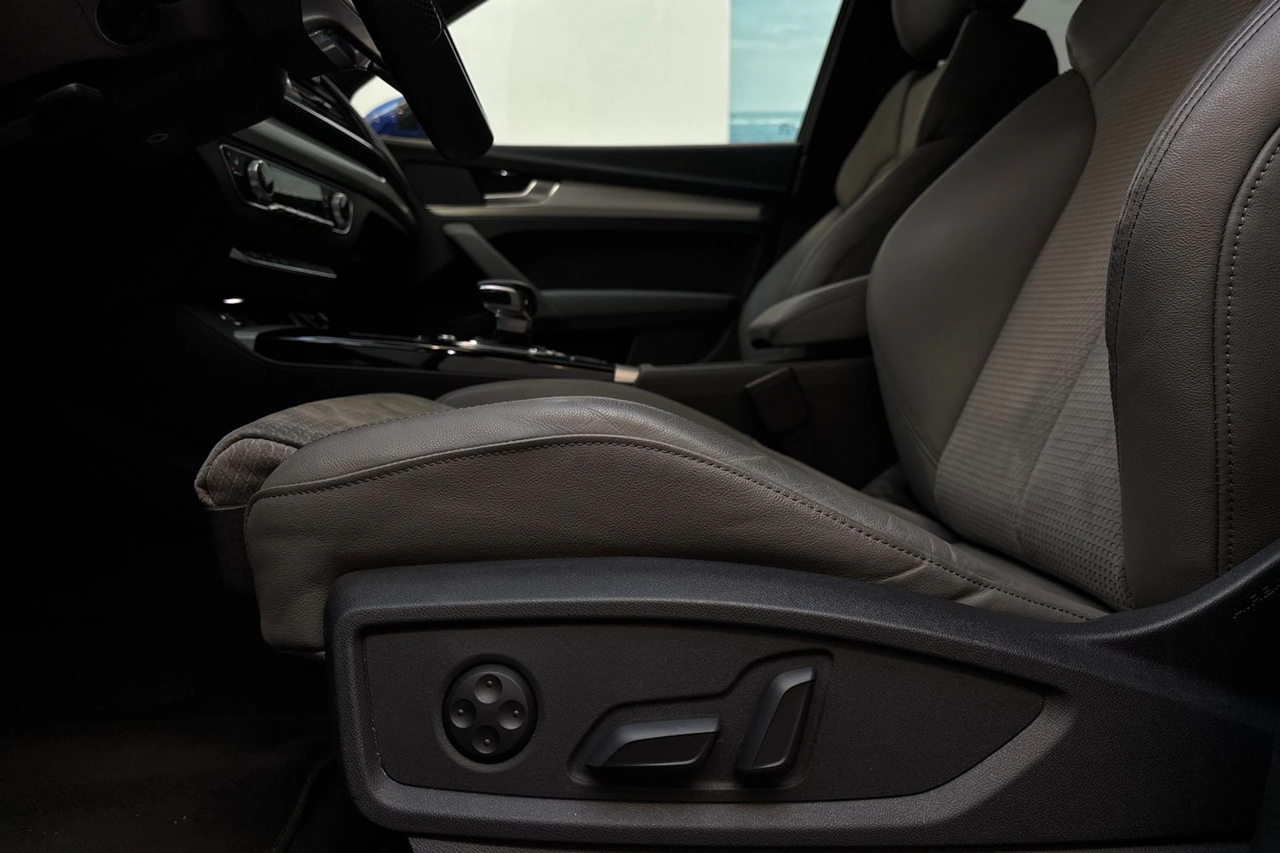 sininen Audi Q5 2023 kuva 16.