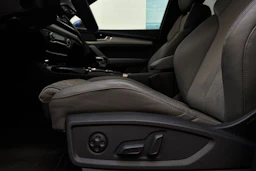 sininen Audi Q5 2023 kuva 16.