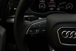 sininen Audi Q5 2023 kuva 17.