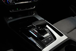 sininen Audi Q5 2023 kuva 21.