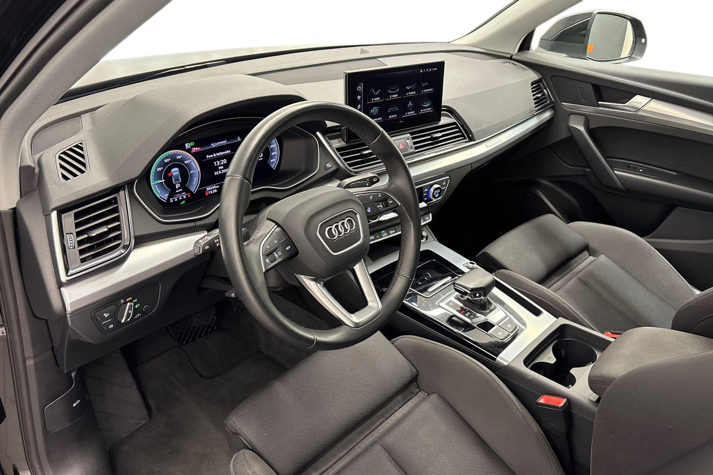 musta Audi Q5 2023 kuva 6.