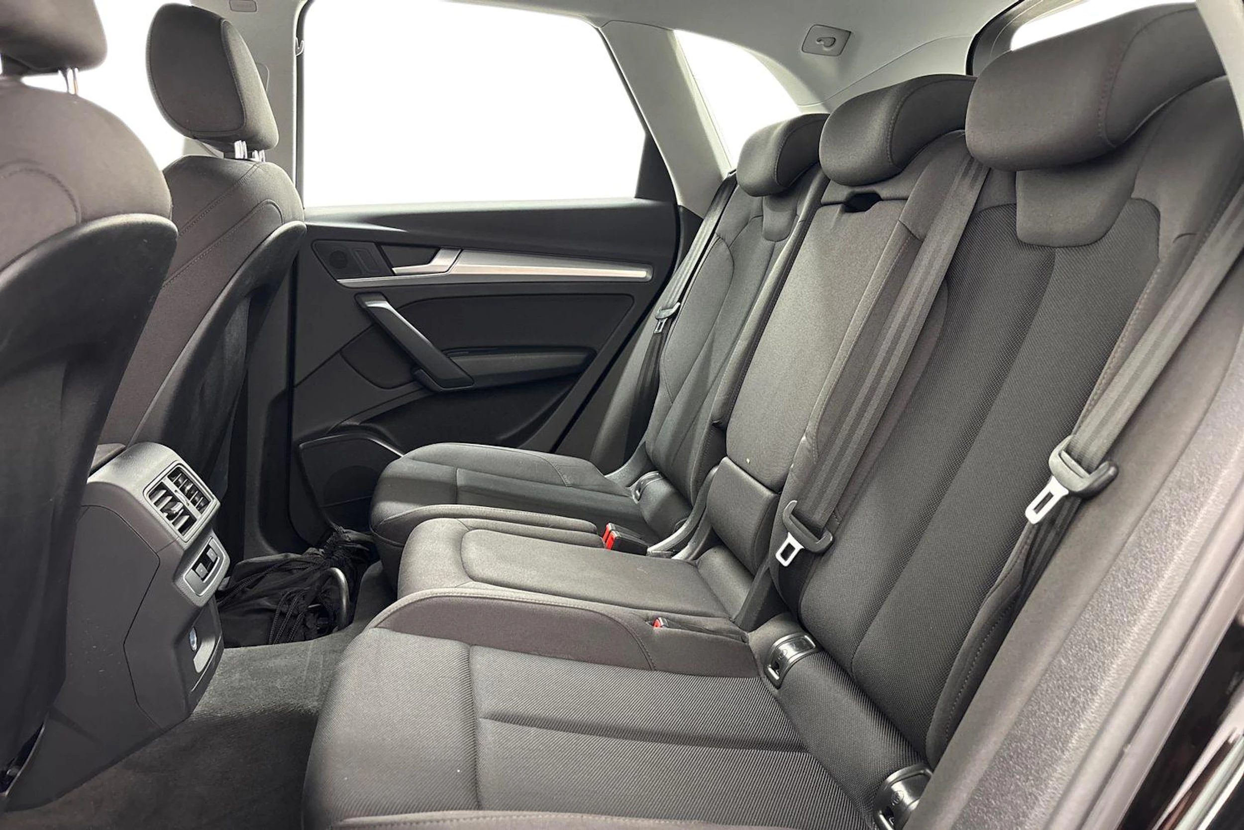 musta Audi Q5 2023 kuva 8.