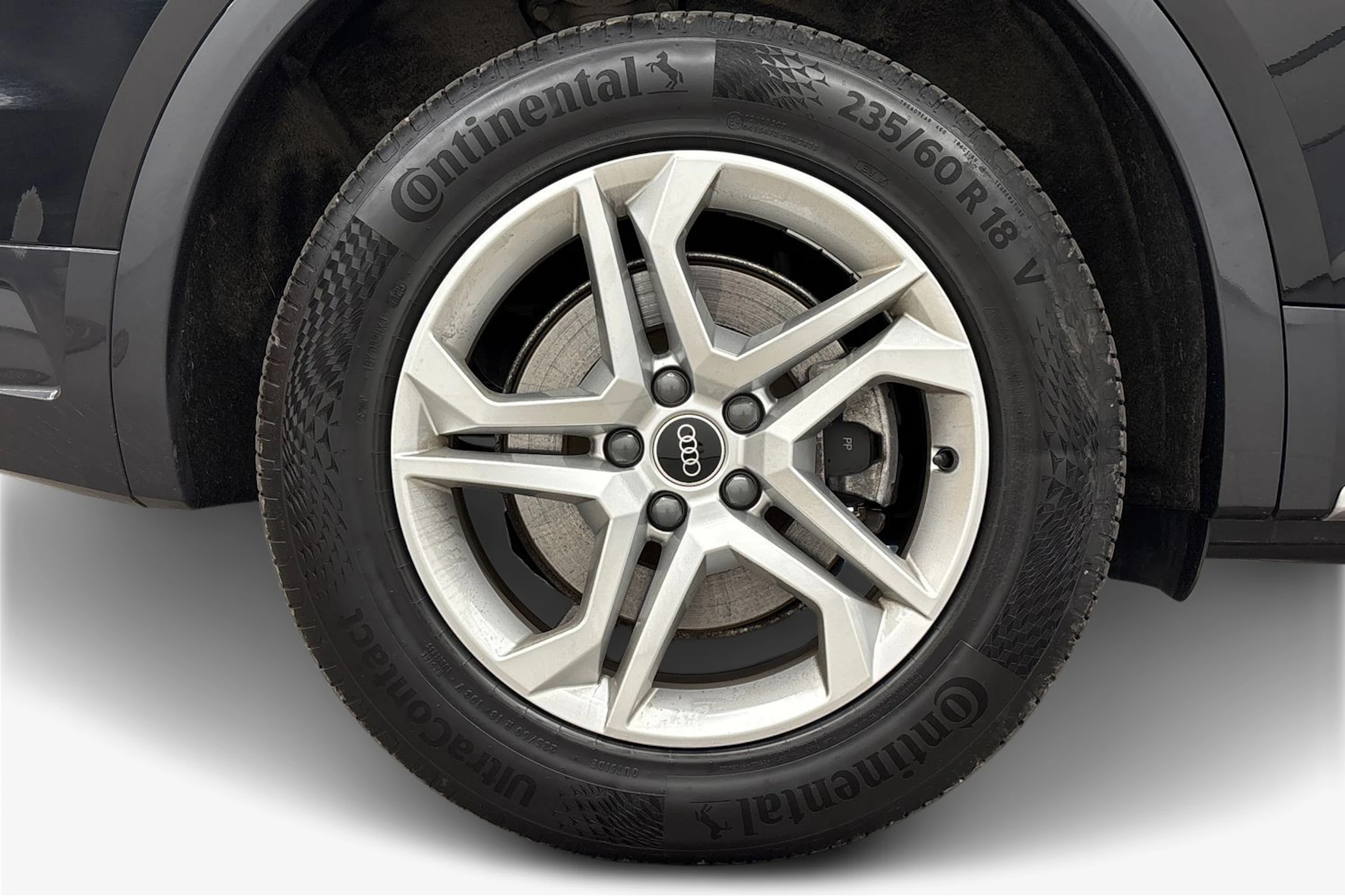 musta Audi Q5 2023 kuva 9.
