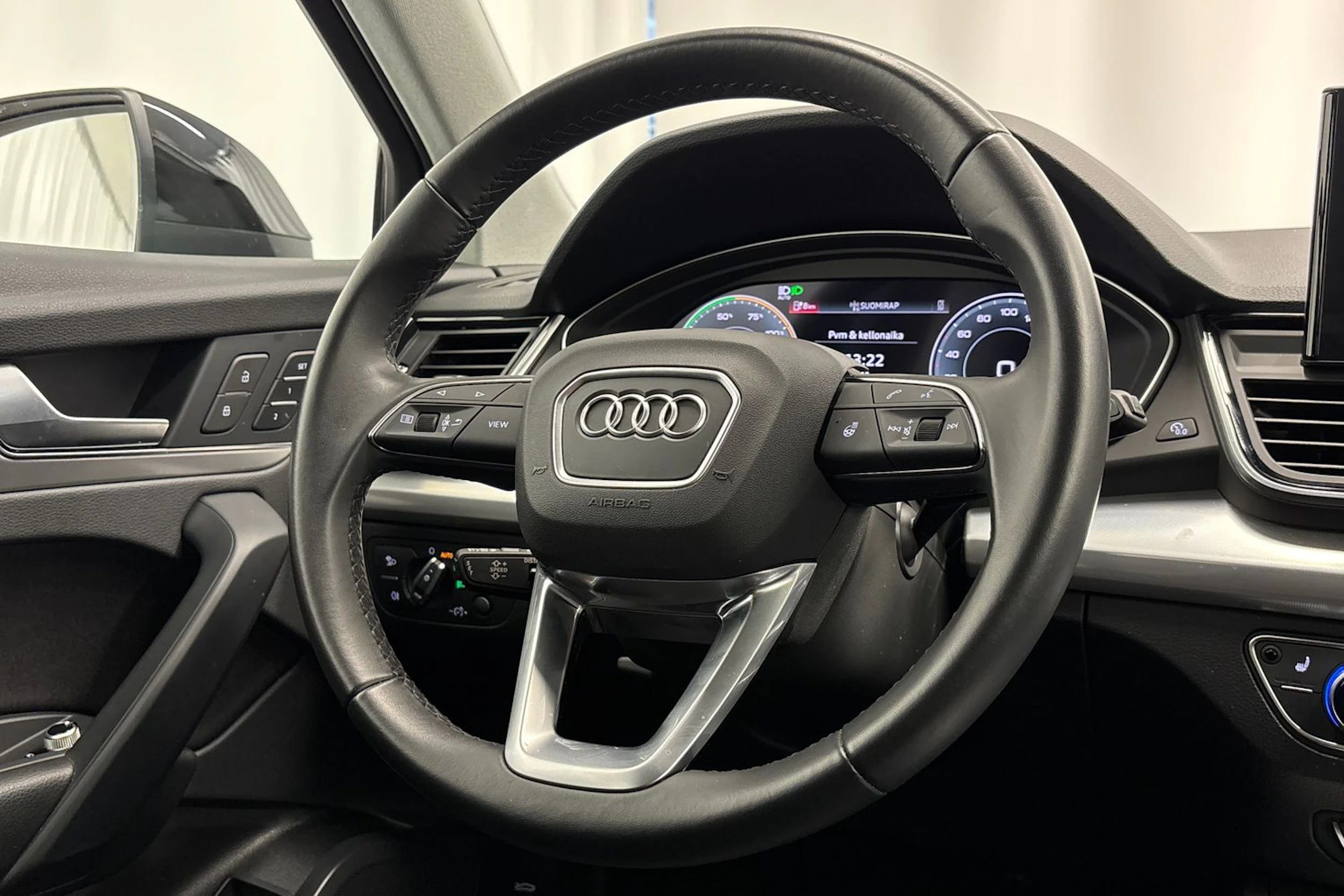 musta Audi Q5 2023 kuva 14.