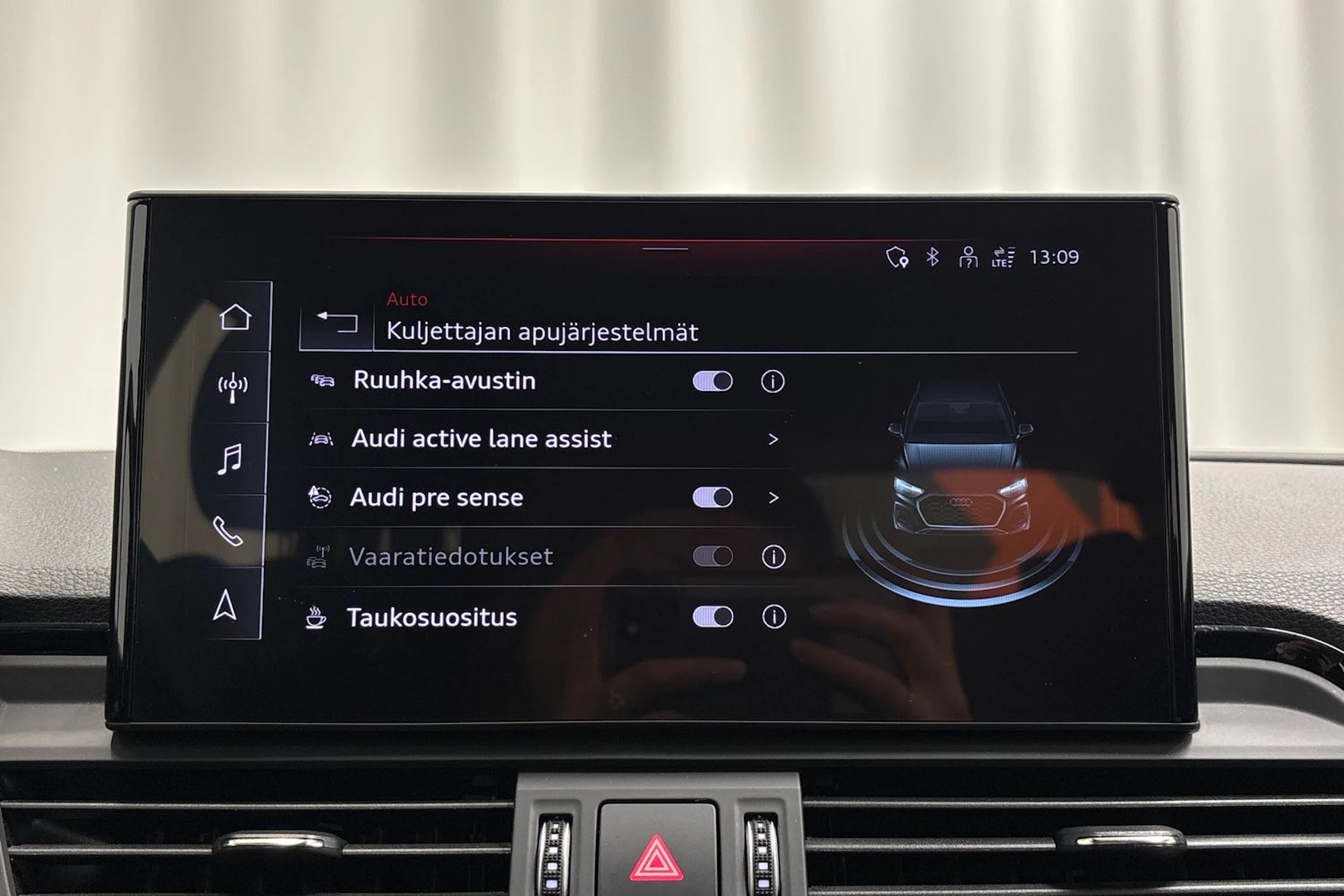 musta Audi Q5 2023 kuva 22.