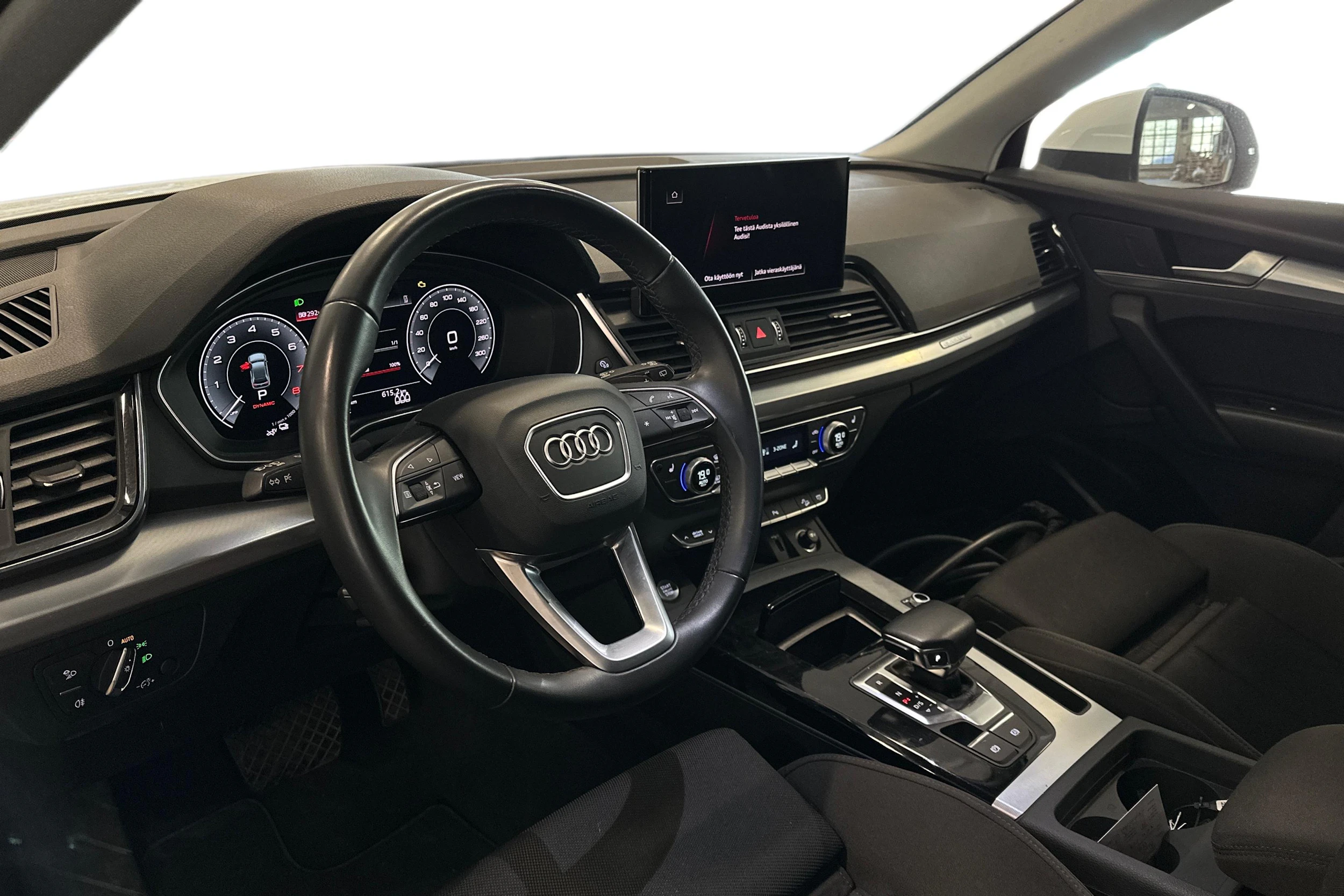 valkoinen Audi Q5 2023 kuva 3.