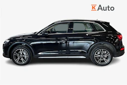 musta Audi Q5 2023 kuva 7.