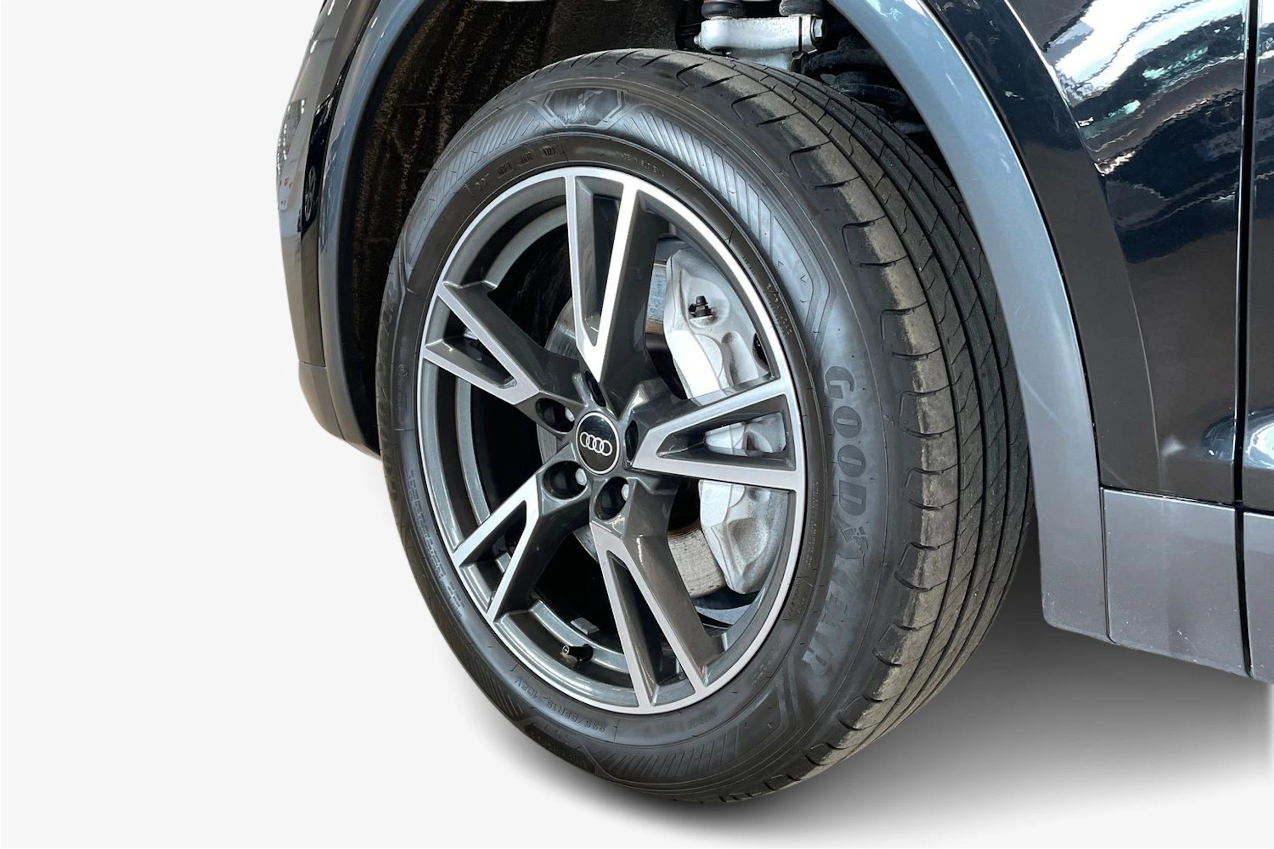 musta Audi Q5 2023 kuva 12.