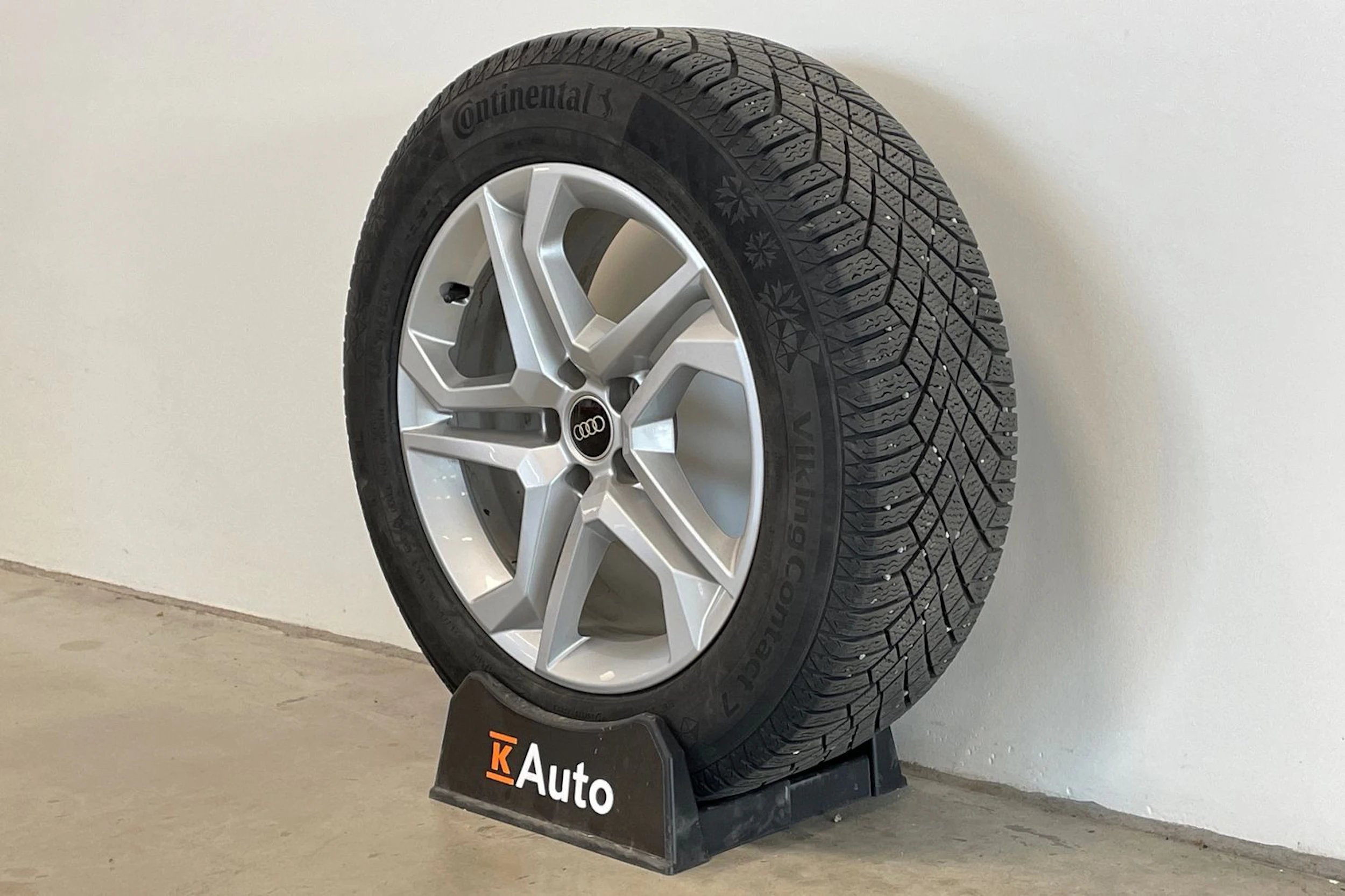 musta Audi Q5 2023 kuva 13.