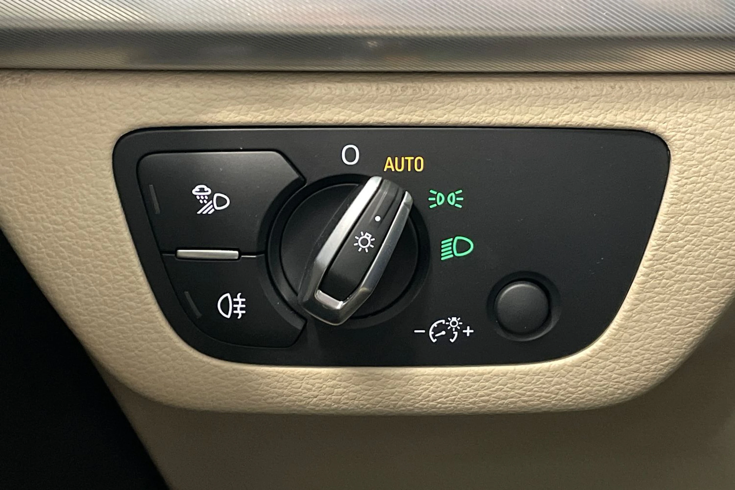 musta Audi Q5 2023 kuva 21.
