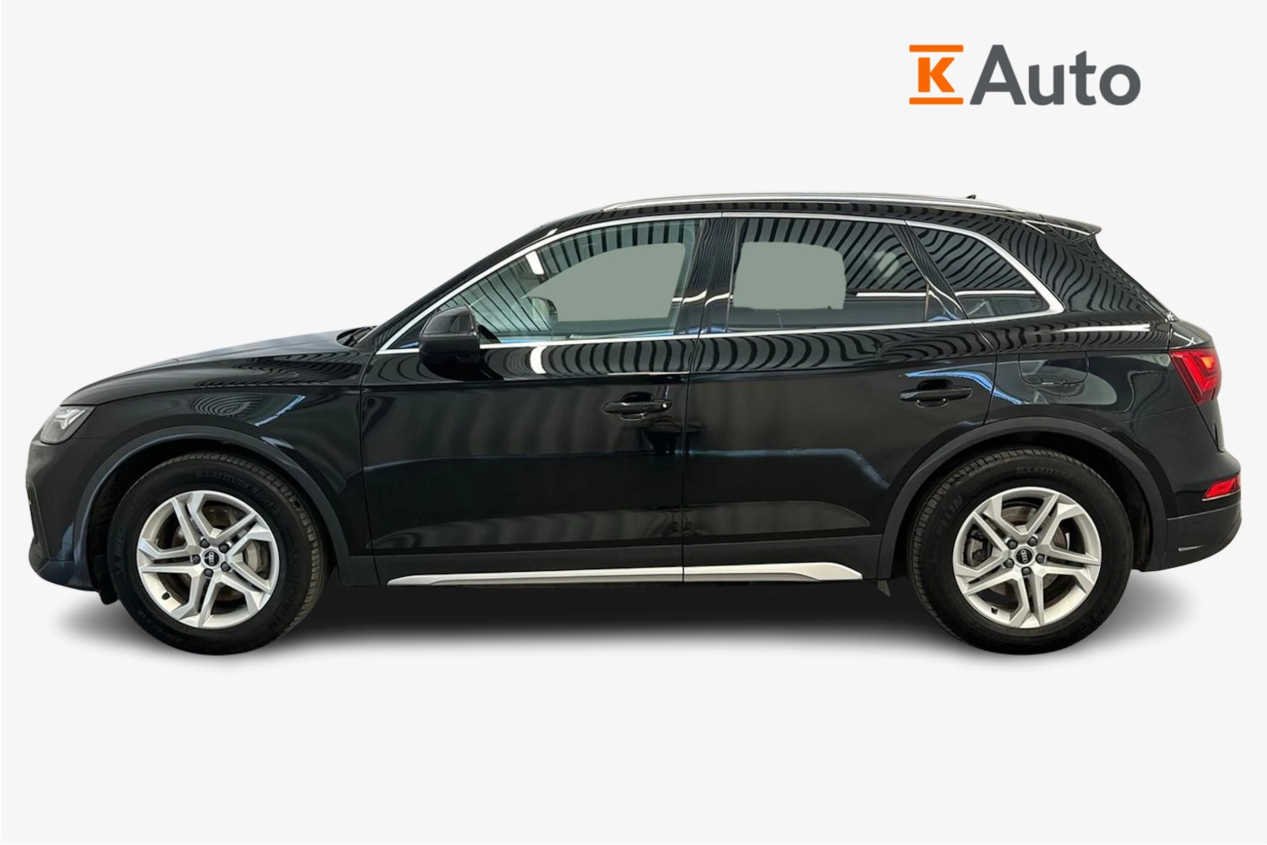 musta Audi Q5 2023 kuva 7.