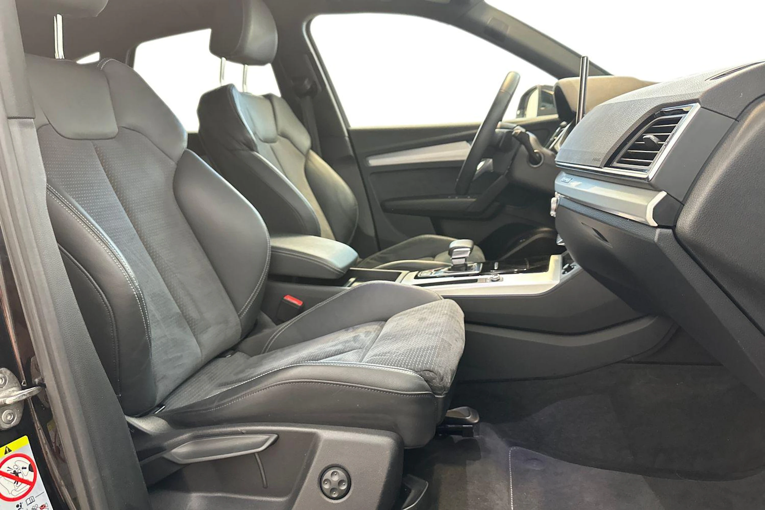 musta Audi Q5 2023 kuva 11.