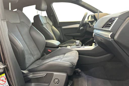 musta Audi Q5 2023 kuva 11.