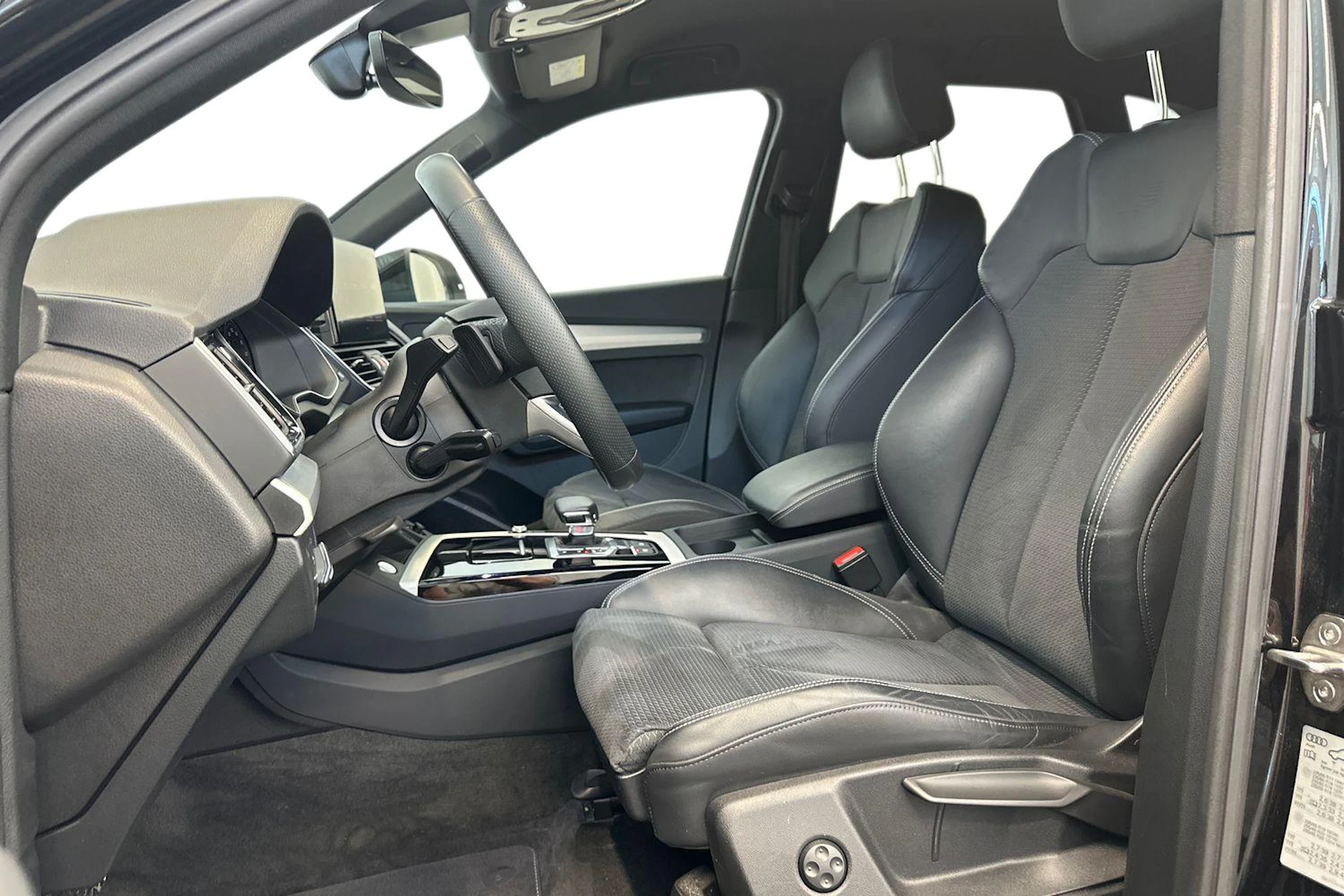 musta Audi Q5 2023 kuva 12.