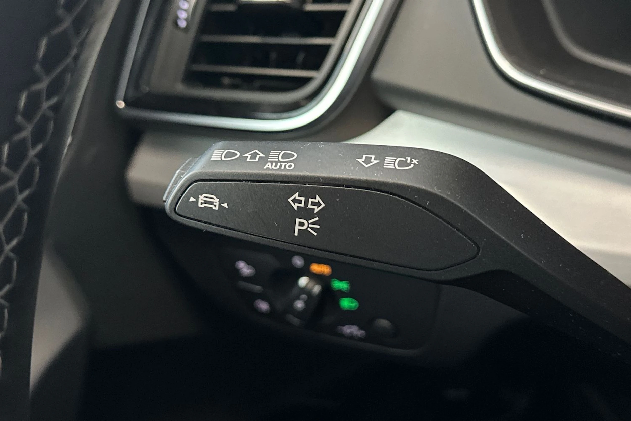 musta Audi Q5 2023 kuva 18.