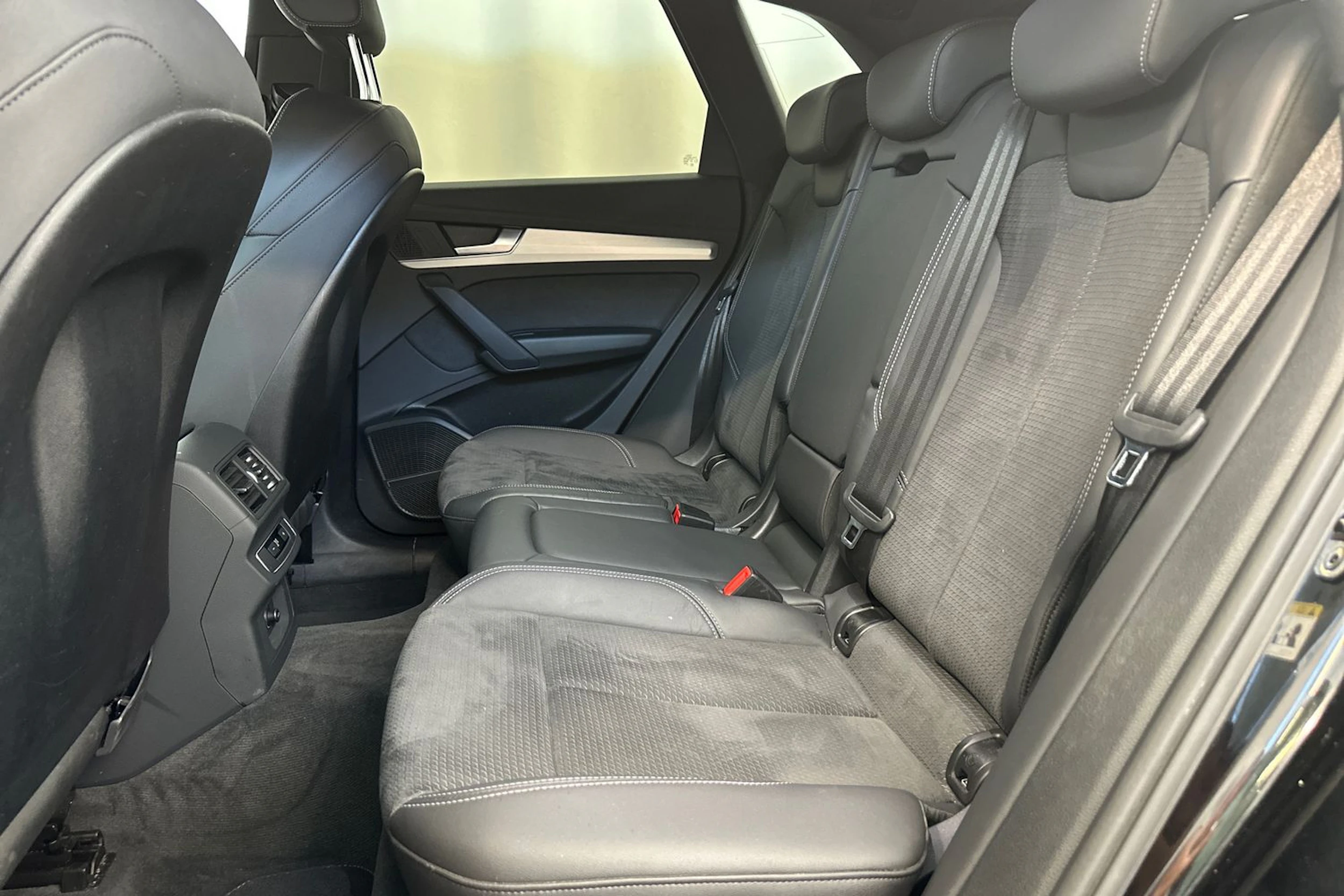 musta Audi Q5 2023 kuva 30.