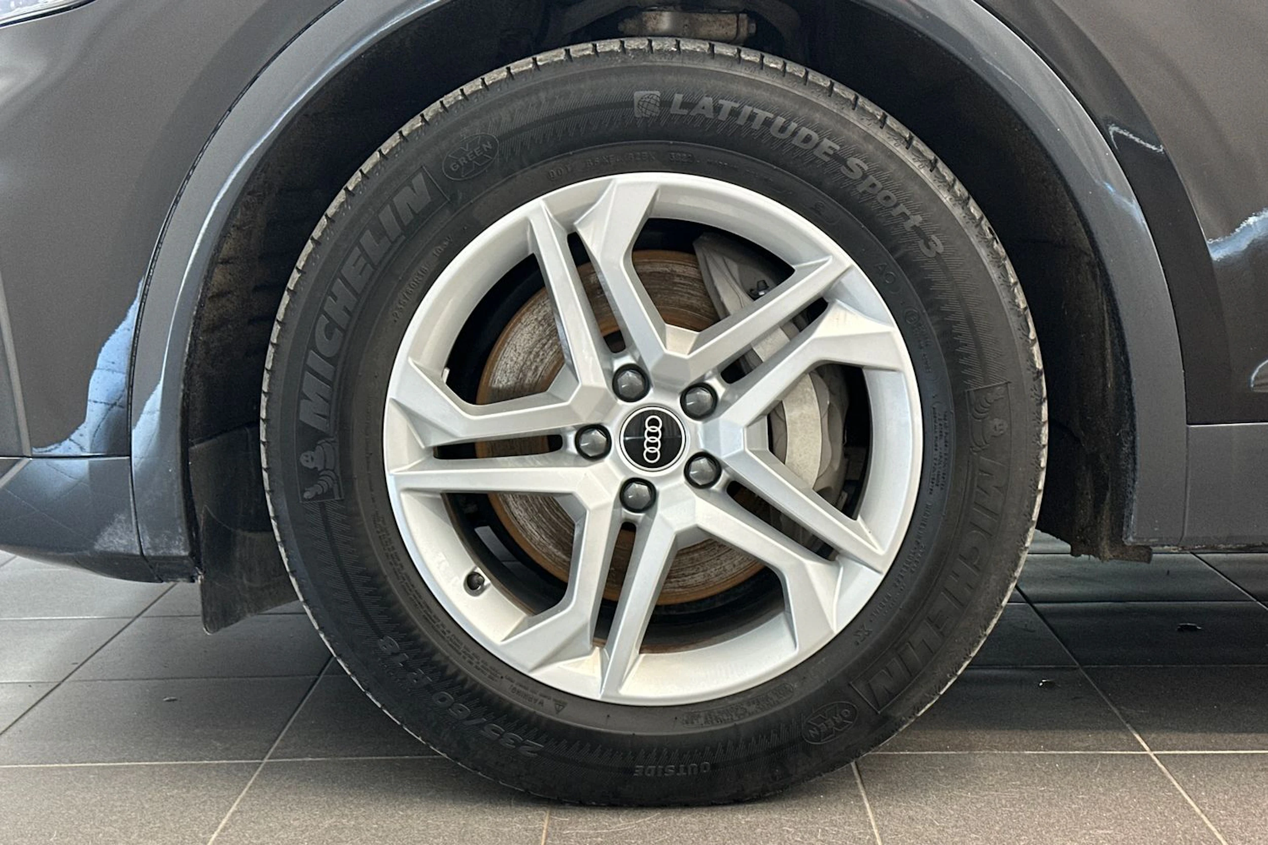 musta Audi Q5 2023 kuva 36.