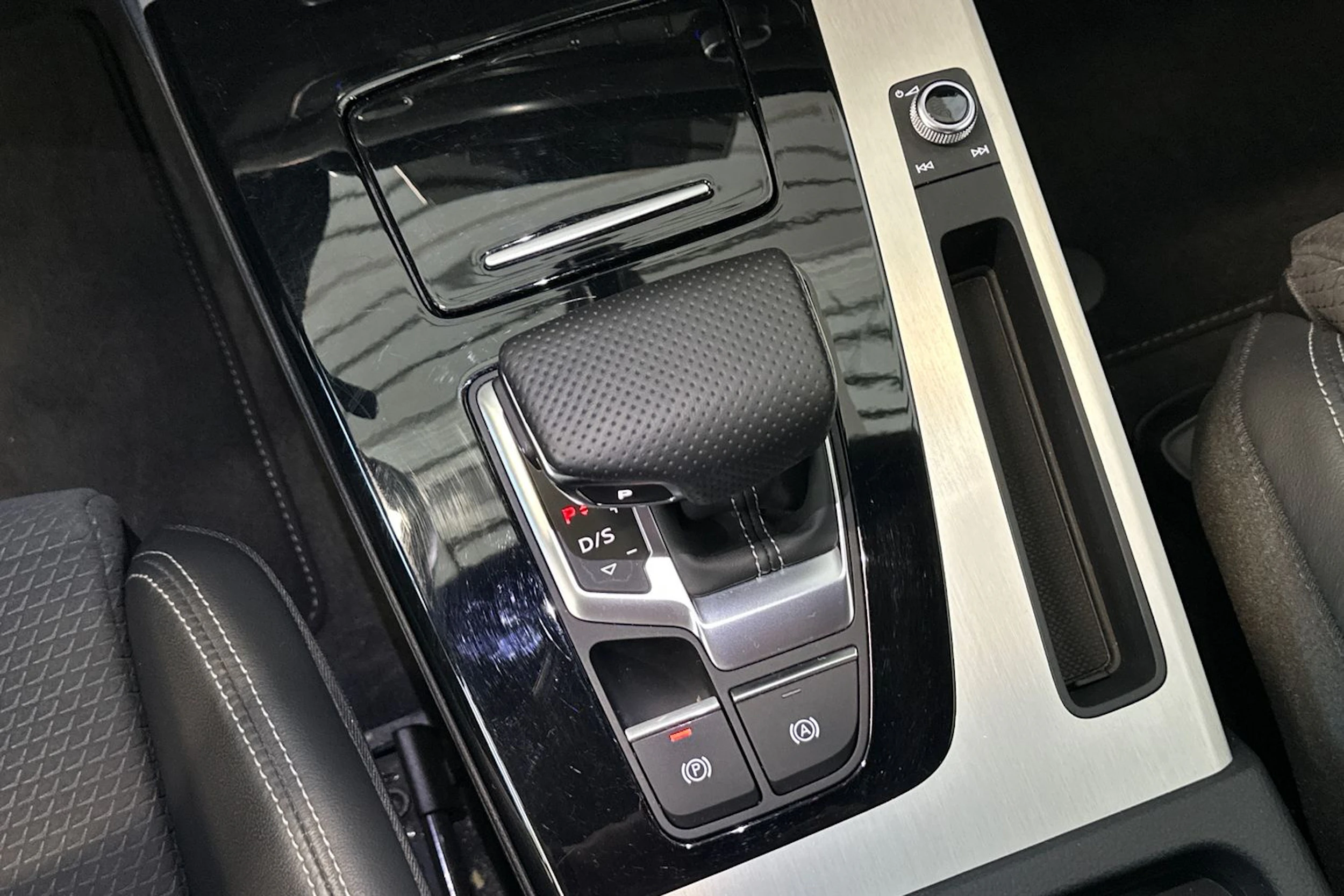 musta Audi Q5 2023 kuva 44.
