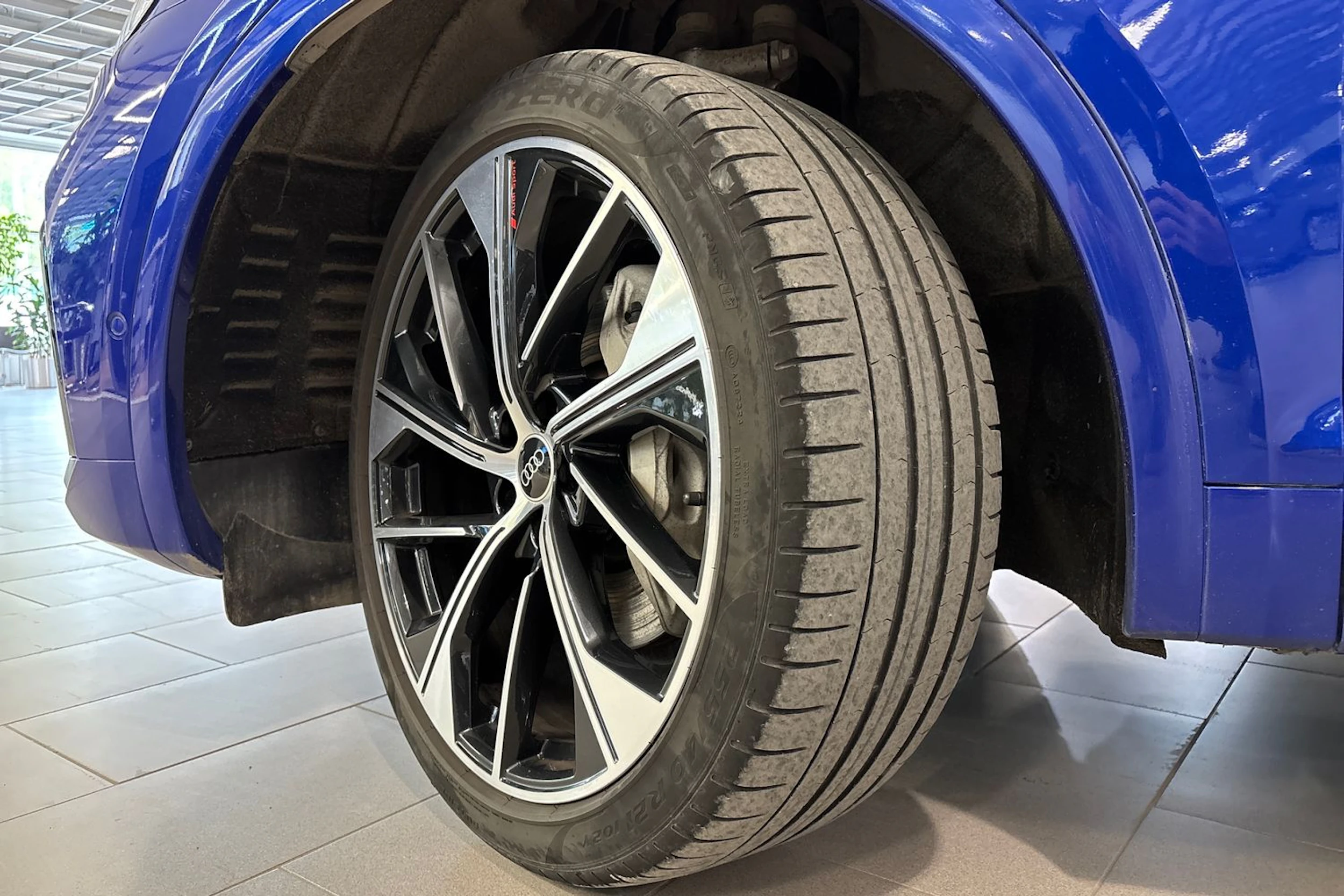 sininen Audi Q5 2023 kuva 13.