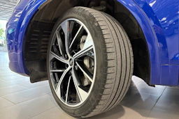 sininen Audi Q5 2023 kuva 13.