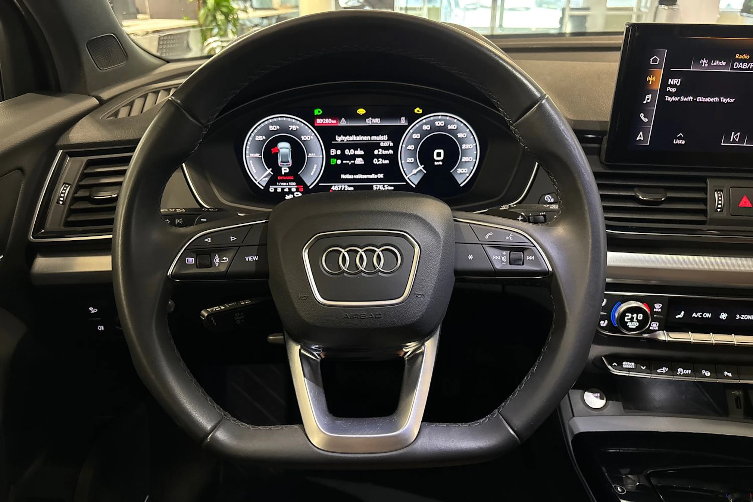 sininen Audi Q5 2023 kuva 24.
