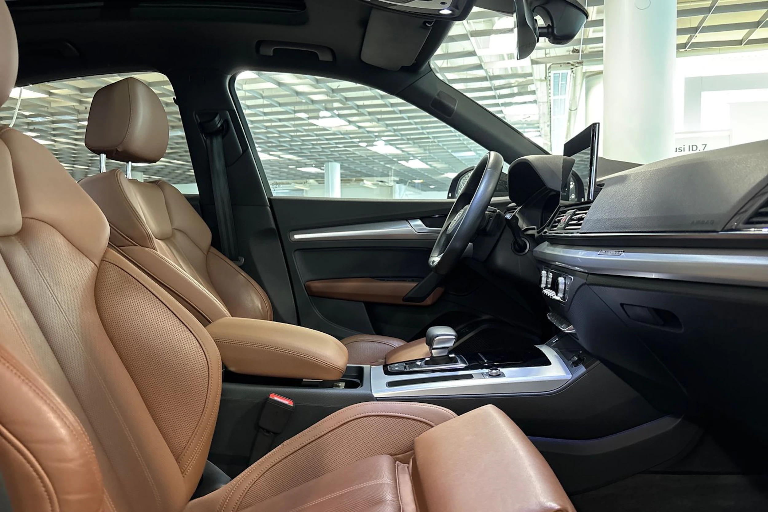 sininen Audi Q5 2023 kuva 30.