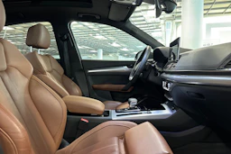 sininen Audi Q5 2023 kuva 30.