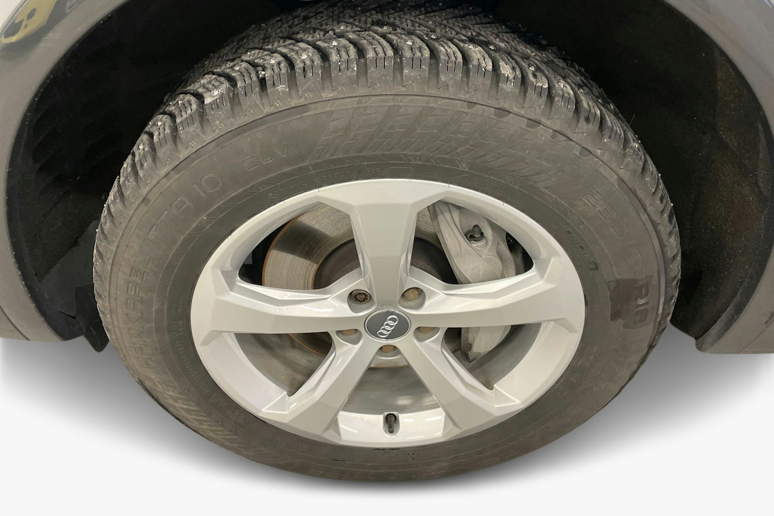 harmaa Audi Q5 2023 kuva 11.