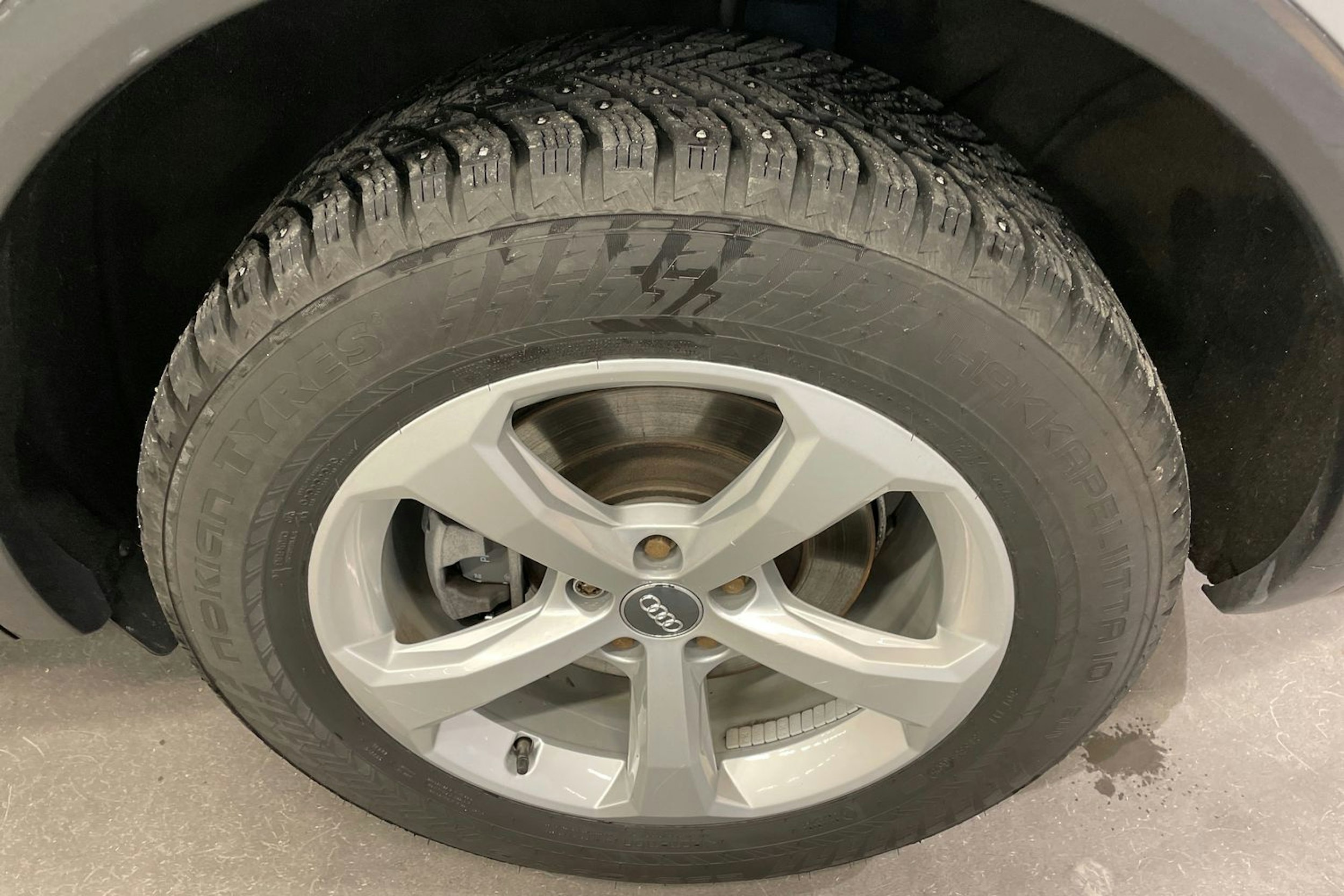 harmaa Audi Q5 2023 kuva 12.