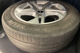 harmaa Audi Q5 2023 kuva 13.