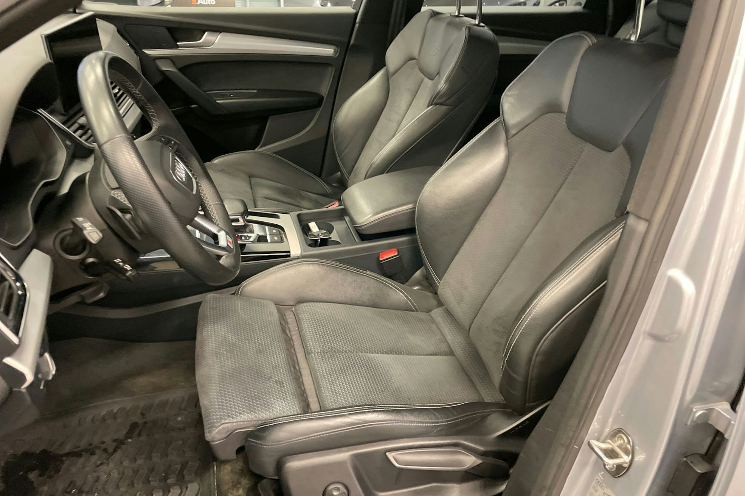 harmaa Audi Q5 2023 kuva 18.