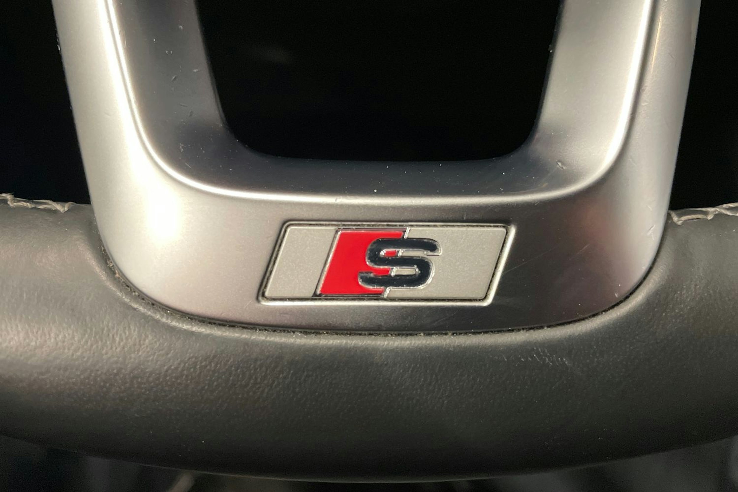 harmaa Audi Q5 2023 kuva 27.