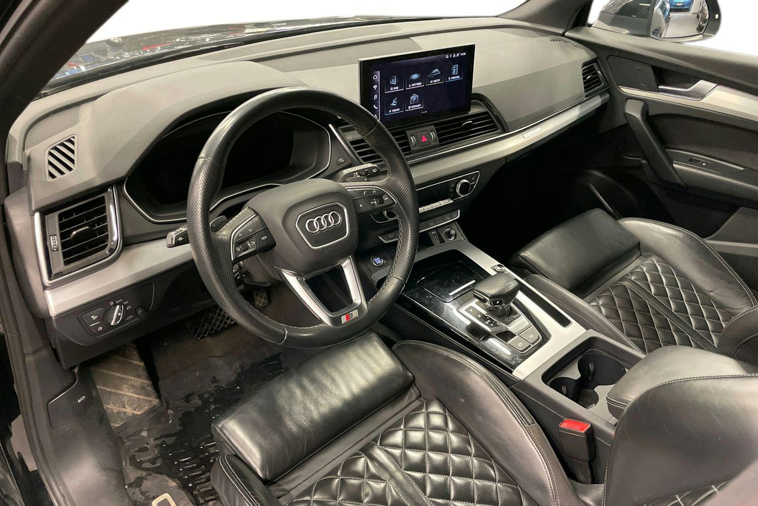 musta Audi Q5 2023 kuva 3.