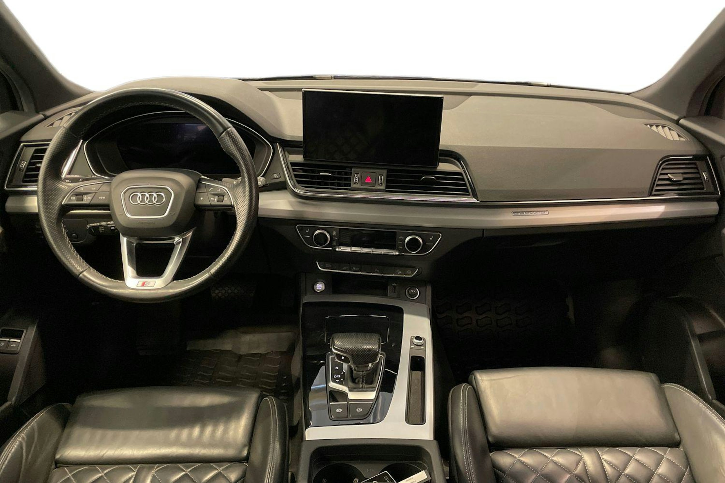 musta Audi Q5 2023 kuva 9.