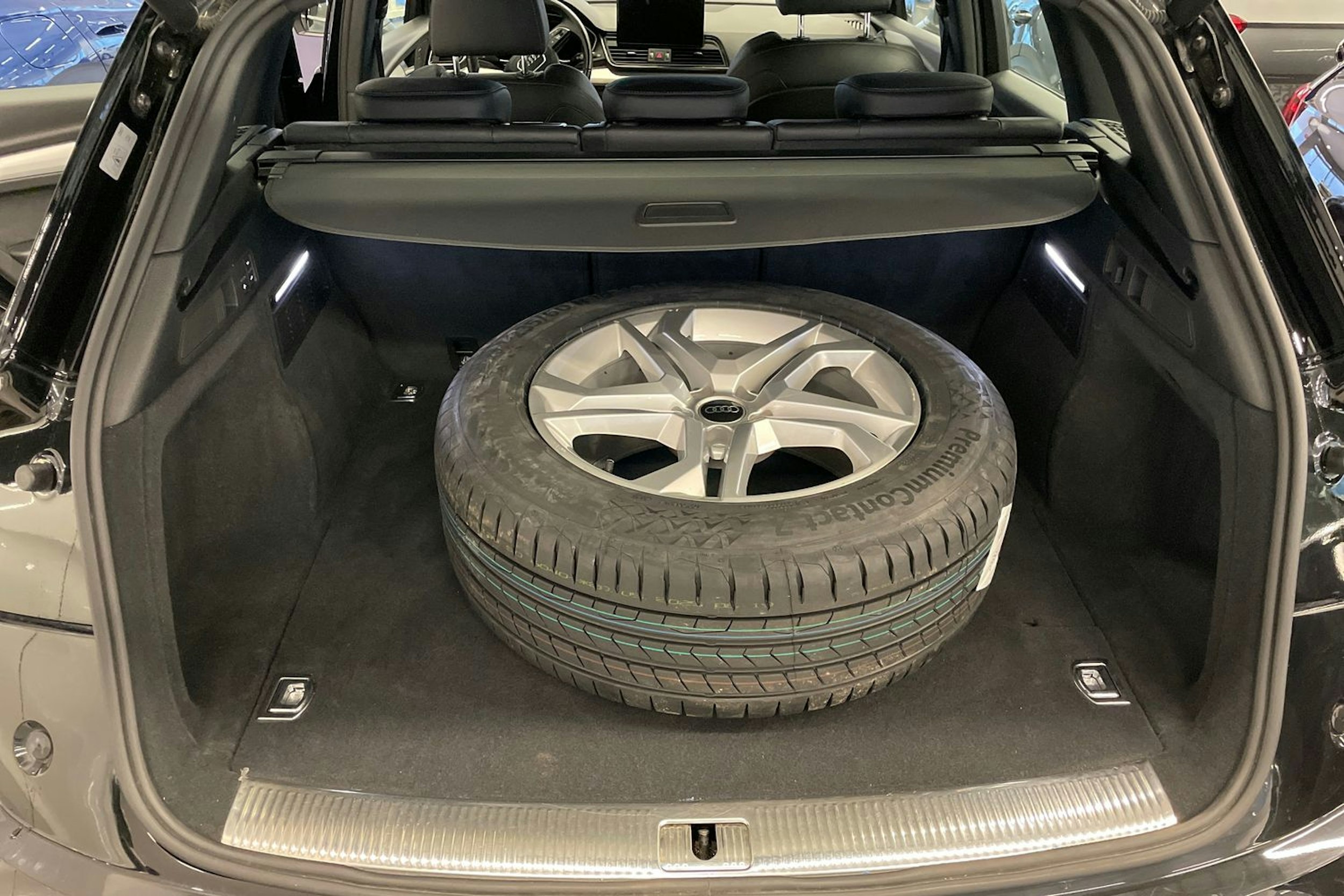 musta Audi Q5 2023 kuva 15.