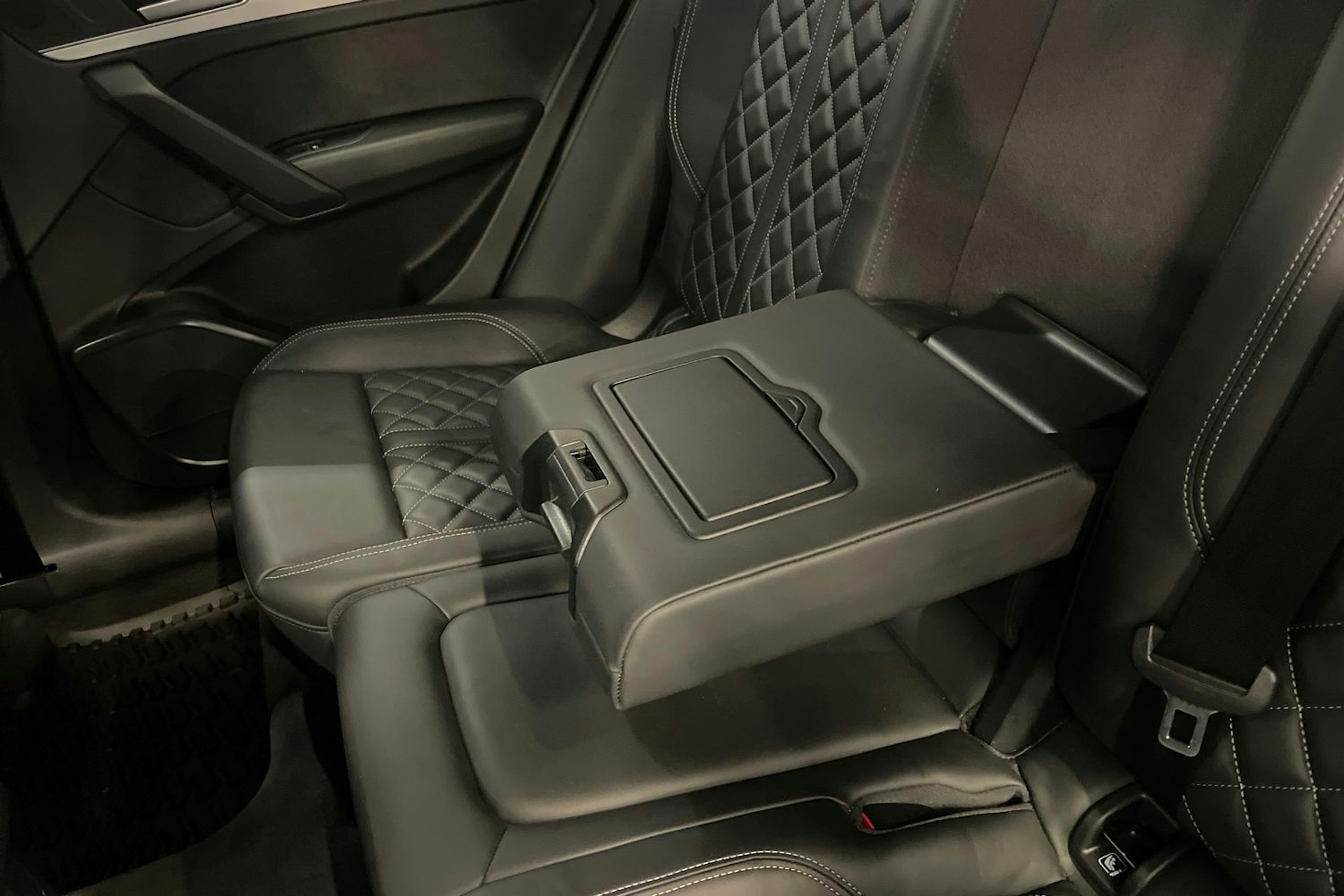 musta Audi Q5 2023 kuva 16.